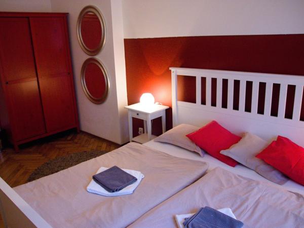 Budget Apartment : photo 2 de la chambre chambre double avec salle de bains commune