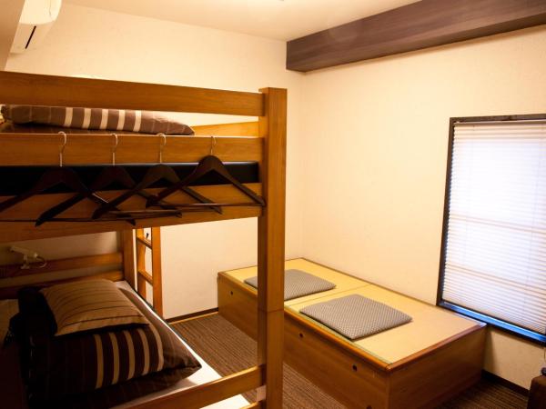 K's House Tokyo Oasis - Quality Hostel in Asakusa : photo 10 de la chambre chambre lits jumeaux avec salle de bains privative