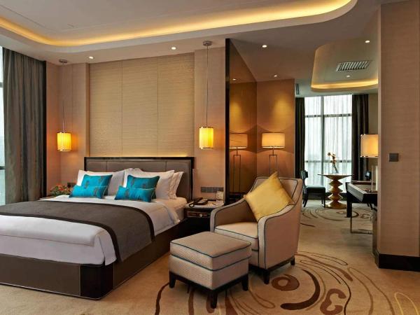 Pacific Regency Hotel Suites : photo 1 de la chambre suite lit king-size premier