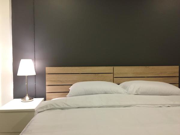 Napaville Huai Khwang : photo 2 de la chambre chambre lit king-size avec balcon