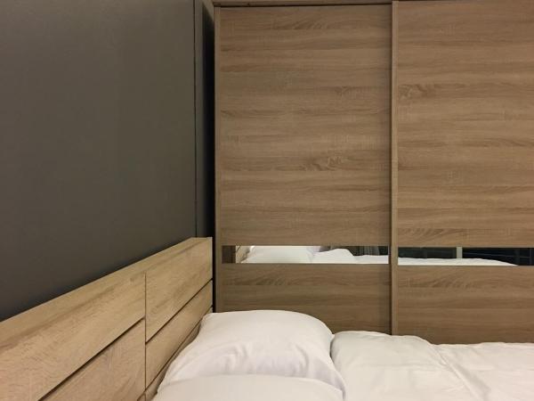 Napaville Huai Khwang : photo 4 de la chambre chambre lit king-size avec balcon