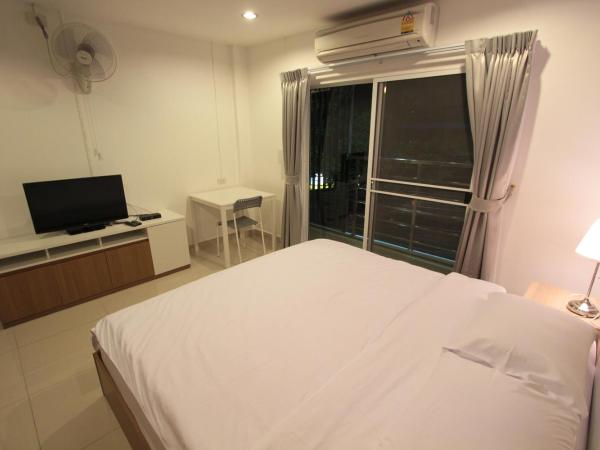 Napaville Huai Khwang : photo 5 de la chambre chambre lit king-size avec balcon