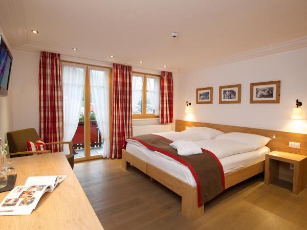 Hotel Bella Vista Zermatt : photo 8 de la chambre chambre double chalet avec balcon - vue sur cervin