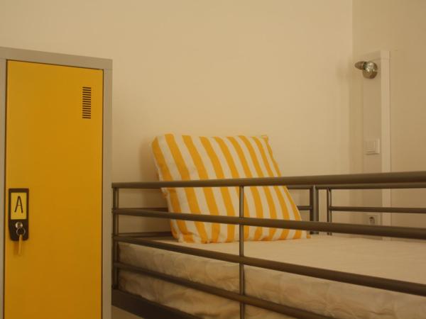 Hostel 402 : photo 9 de la chambre dortoir mixte de 6 lits