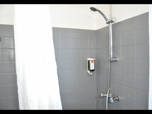 Hôtel Select : photo 10 de la chambre chambre quadruple