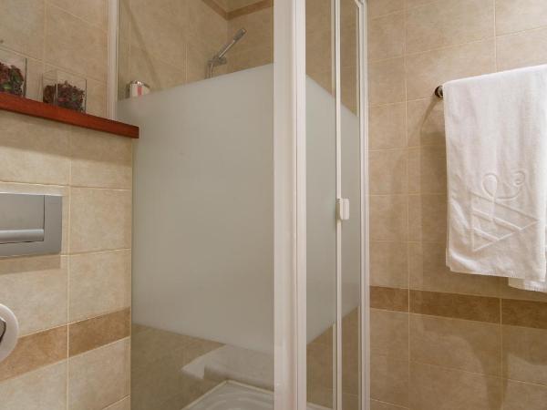 Budget Hotel Victoria : photo 7 de la chambre chambre double - vue sur rue ou cour