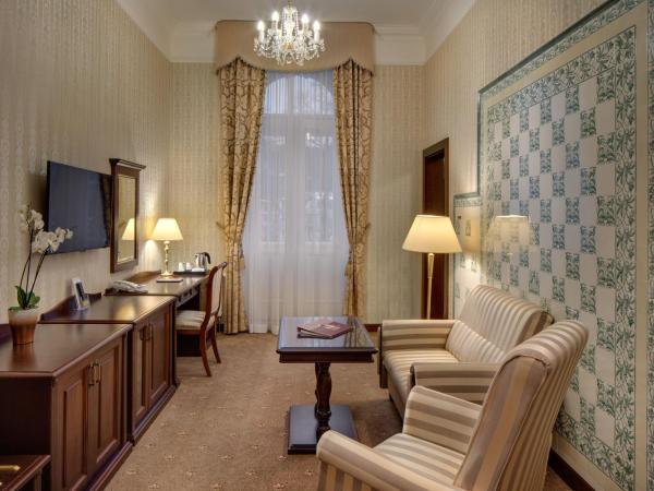 Ensana Nové Lázně : photo 5 de la chambre suite junior avec accès au centre de bien-Être et à la salle de sport