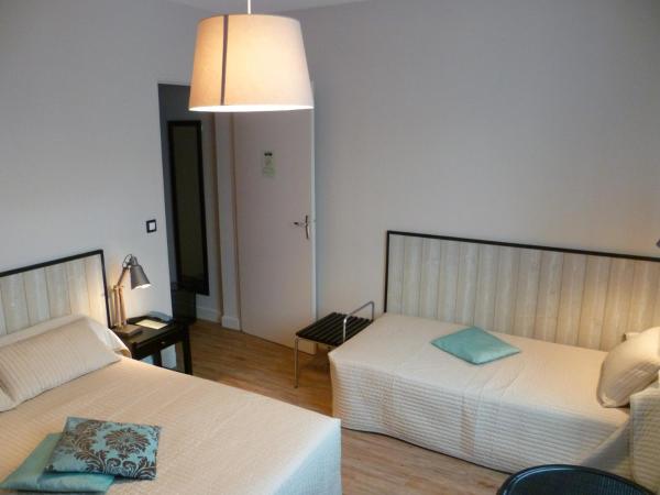 Hôtel La Résidence : photo 4 de la chambre chambre triple avec douche