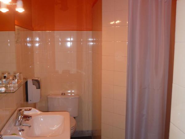 Hôtel La Résidence : photo 3 de la chambre chambre double avec douche