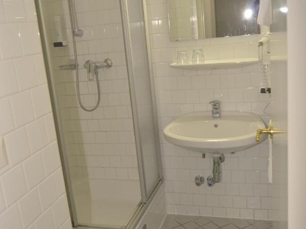 Gästehaus im Priesterseminar Salzburg : photo 7 de la chambre chambre lits jumeaux standard