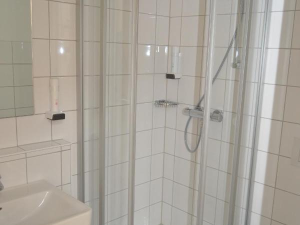 Gästehaus im Priesterseminar Salzburg : photo 6 de la chambre chambre double familiale