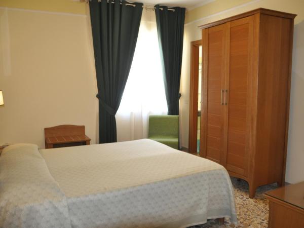 Hotel Tourist : photo 3 de la chambre chambre double ou lits jumeaux Économique