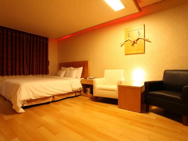 Prince Hotel : photo 3 de la chambre chambre lit king-size de luxe avec baignoire
