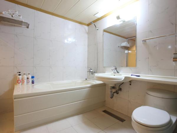 Prince Hotel : photo 4 de la chambre chambre lit king-size de luxe avec baignoire