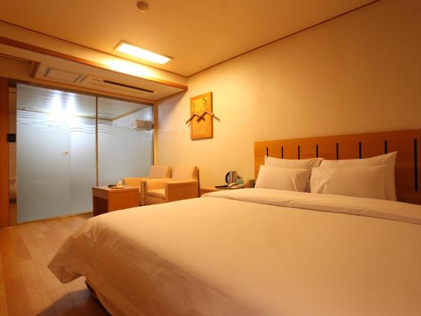 Prince Hotel : photo 1 de la chambre chambre lit king-size de luxe avec baignoire