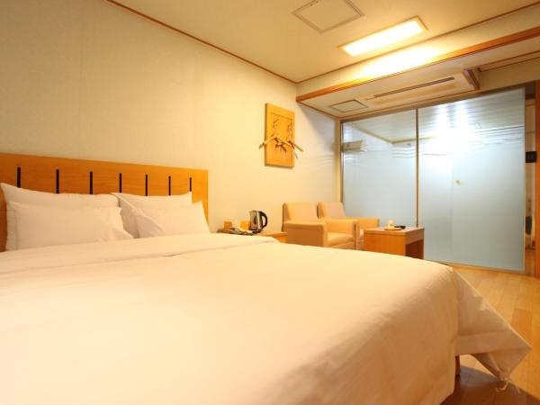 Prince Hotel : photo 10 de la chambre chambre lit king-size de luxe avec baignoire