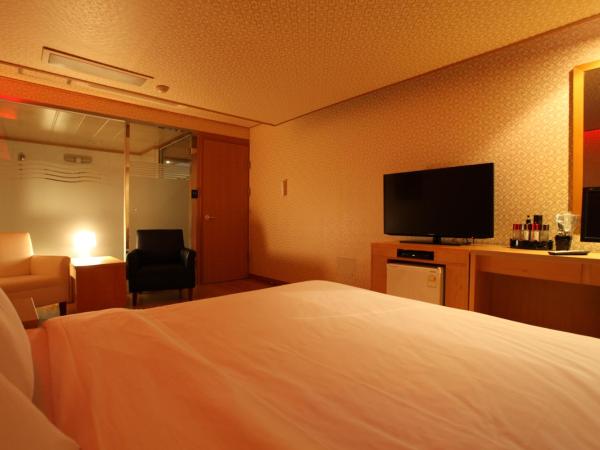 Prince Hotel : photo 2 de la chambre chambre lit king-size de luxe avec baignoire