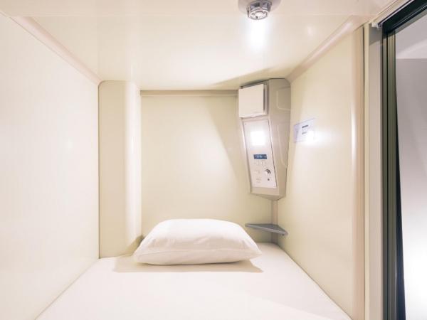 Capsule Hotel Cube Hiroshima : photo 3 de la chambre chambre capsule supérieure avec douche et toilettes communes - réservée aux femmes
