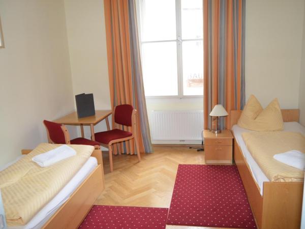 Gästehaus im Priesterseminar Salzburg : photo 3 de la chambre chambre lits jumeaux standard