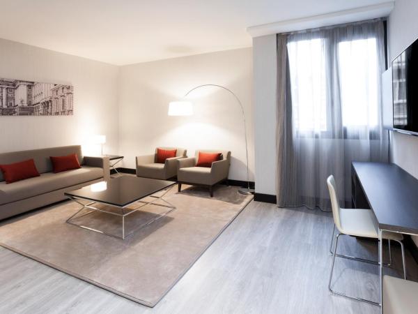 Novotel Madrid Center : photo 3 de la chambre chambre lit queen-size exécutive avec coin salon