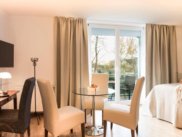 Parkside Apartment House : photo 2 de la chambre appartement avec balcon