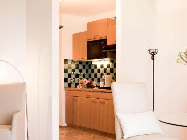 Parkside Apartment House : photo 3 de la chambre appartement avec balcon