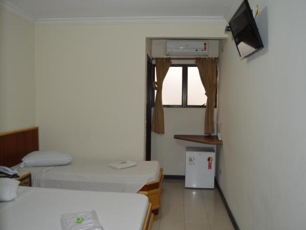 Aero Plaza Hotel : photo 2 de la chambre superior triple room with air conditioning (1 double bed +1 twin bed)