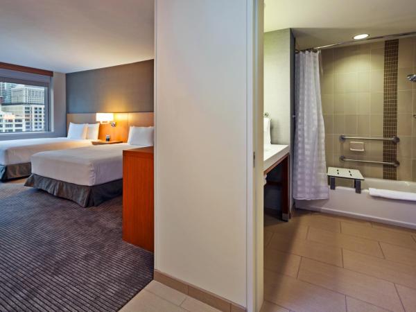 Hyatt Place Chicago River North : photo 3 de la chambre queen room with two queen beds, sofa bed and accessible tub