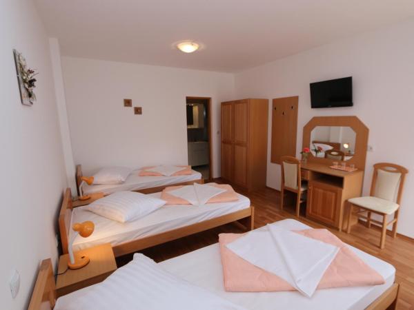 Pansion Comfort Sidro : photo 2 de la chambre chambre triple - rez-de-chaussée