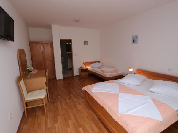 Pansion Comfort Sidro : photo 7 de la chambre chambre triple - rez-de-chaussée