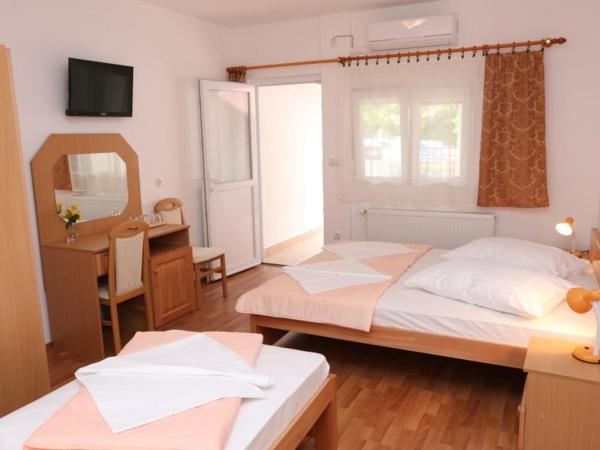 Pansion Comfort Sidro : photo 10 de la chambre chambre triple - rez-de-chaussée