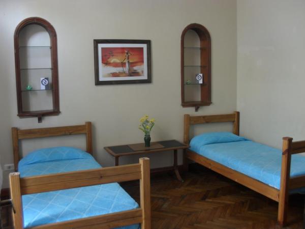 Che Argentina Hostel Suites : photo 2 de la chambre chambre quadruple avec salle de bains privative séparée