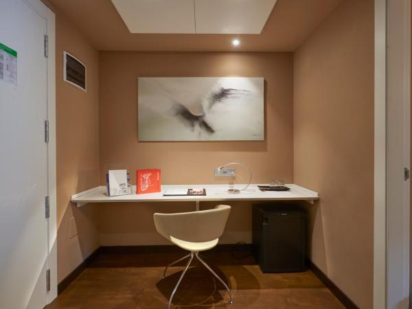 Silken Monumental Naranco : photo 2 de la chambre chambre familiale