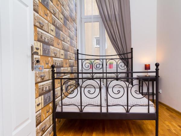 Retro Hostel : photo 1 de la chambre chambre avec salle de bains commune et lit double