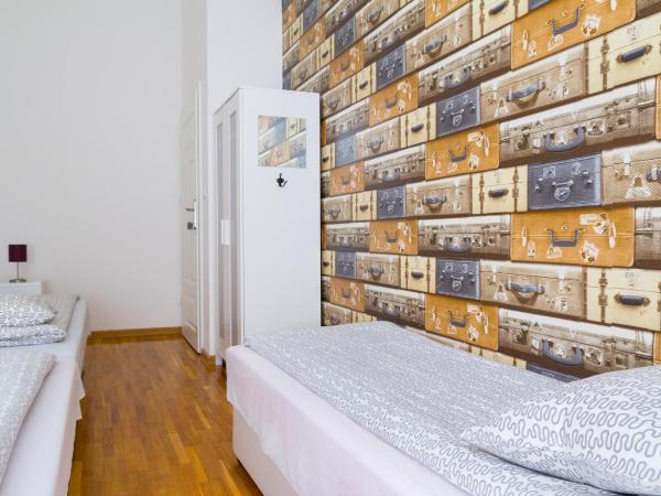 Retro Hostel : photo 4 de la chambre chambre triple avec salle de bains commune