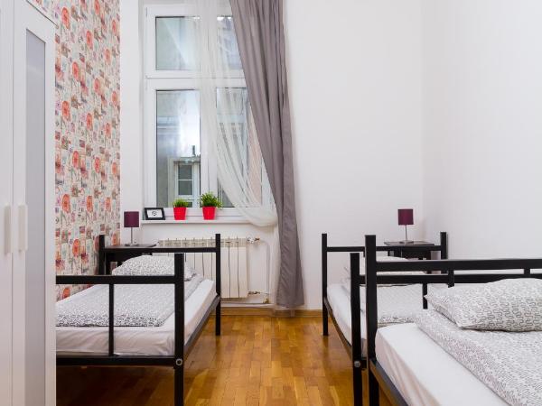 Retro Hostel : photo 9 de la chambre chambre triple avec salle de bains commune