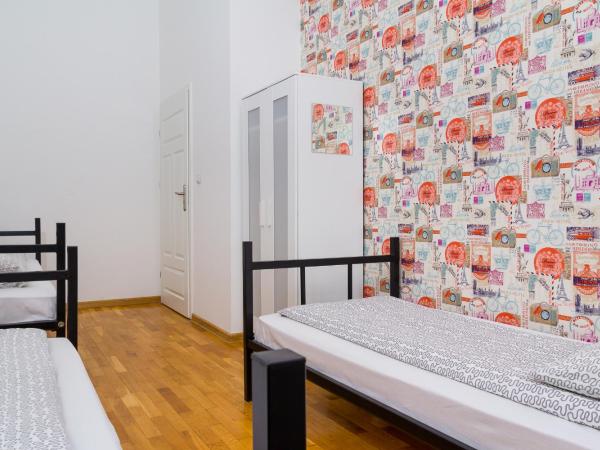 Retro Hostel : photo 10 de la chambre chambre triple avec salle de bains commune