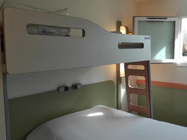ibis Budget Pau Est : photo 2 de la chambre chambre double avec lit superposé