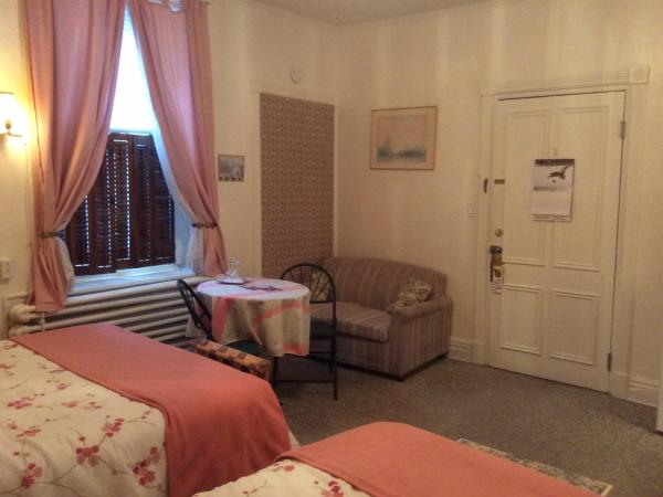 La Maison Demers : photo 1 de la chambre chambre double standard avec salle de bains commune