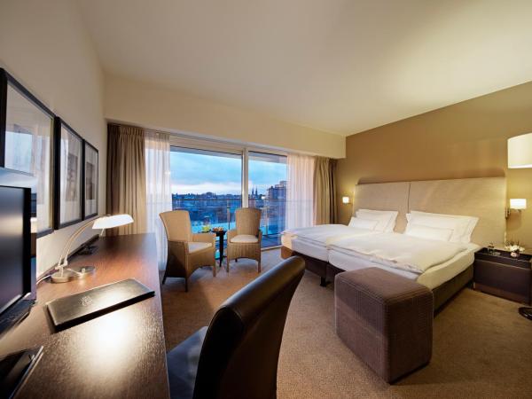 Lindner Hotel Antwerp, part of JdV by Hyatt : photo 1 de la chambre chambre lit king-size avec balcon - vue sur ville 