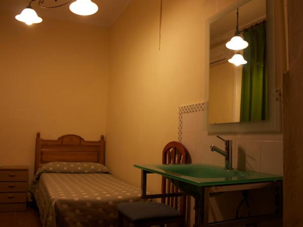 Pensión Matilde : photo 3 de la chambre chambre simple avec salle de bains commune