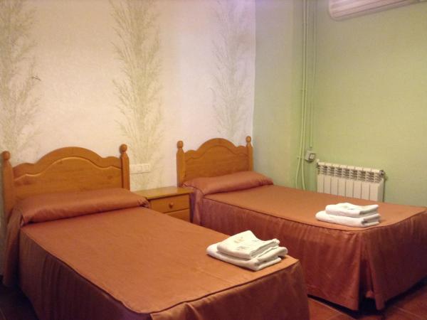 Pensión Matilde : photo 3 de la chambre chambre double avec lit d'appoint et salle de bains privative