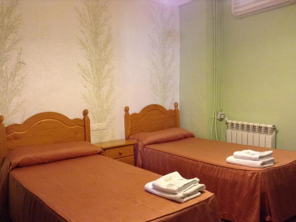 Pensión Matilde : photo 1 de la chambre chambre double ou lits jumeaux avec salle de bains commune