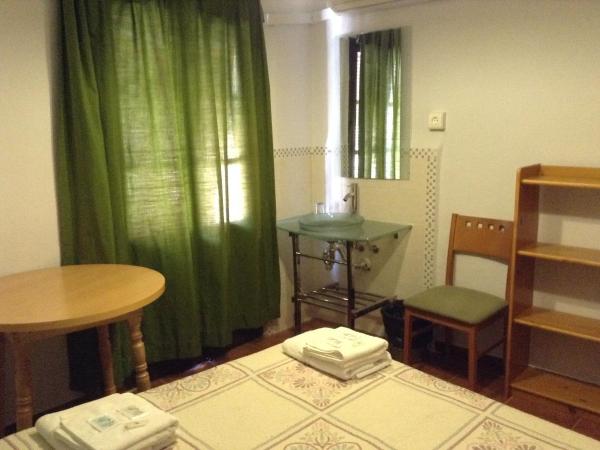 Pensión Matilde : photo 4 de la chambre chambre double ou lits jumeaux avec salle de bains commune