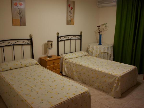 Pensión Matilde : photo 2 de la chambre chambre double avec lit d'appoint et salle de bains privative