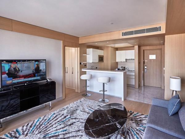 Wyndham Grand Istanbul Levent Hotel & Conference Center : photo 4 de la chambre suite prestige 1 chambre avec kitchenette - vue sur ville