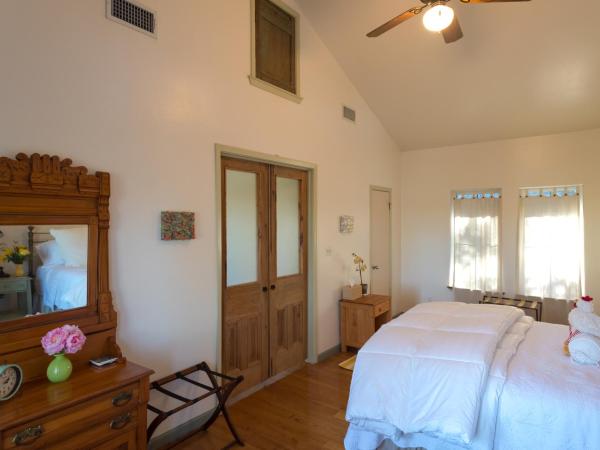 The River Road Retreat at Lake Austin-A Luxury Guesthouse Cabin & Suite : photo 1 de la chambre suite familiale avec balcon