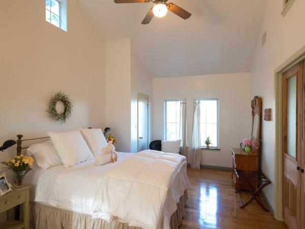 The River Road Retreat at Lake Austin-A Luxury Guesthouse Cabin & Suite : photo 8 de la chambre suite familiale avec balcon