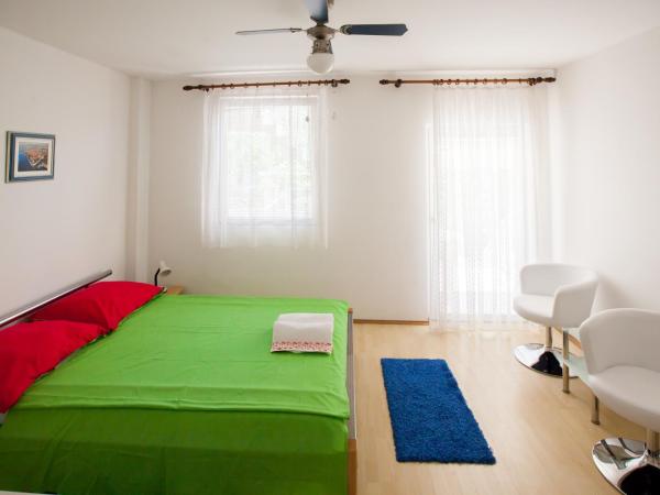 Friendly People's Guest House : photo 2 de la chambre studio avec balcon