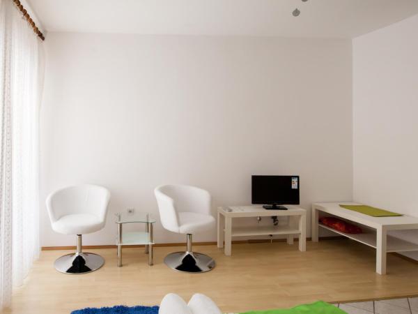 Friendly People's Guest House : photo 4 de la chambre studio avec balcon